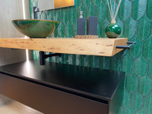 Carica l'immagine nel visualizzatore di Gallery, Mensola piano lavabo in Cedro del Libano massello Tonalizzato con corteccia a vista spazzolata