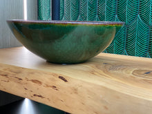 Carica l'immagine nel visualizzatore di Gallery, Mensola piano lavabo in Cedro del Libano massello Tonalizzato con corteccia a vista spazzolata