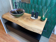 Carica l'immagine nel visualizzatore di Gallery, Mensola piano lavabo in Cedro del Libano massello Tonalizzato con corteccia a vista spazzolata