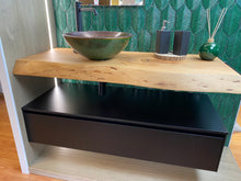 Carica l'immagine nel visualizzatore di Gallery, Mensola piano lavabo in Cedro del Libano massello Tonalizzato con corteccia a vista spazzolata