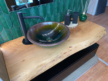 Carica l'immagine nel visualizzatore di Gallery, Mensola piano lavabo in Cedro del Libano massello Tonalizzato con corteccia a vista spazzolata