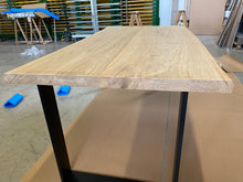 Carica l'immagine nel visualizzatore di Gallery, tavolo in rovere massello