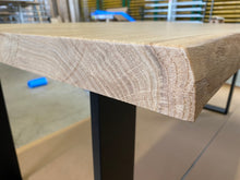 Carica l'immagine nel visualizzatore di Gallery, tavolo in rovere massello