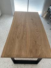 Carica l'immagine nel visualizzatore di Gallery, tavolo in rovere massello