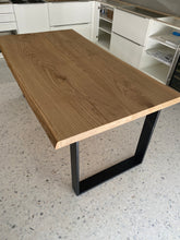 Carica l'immagine nel visualizzatore di Gallery, tavolo in rovere massello