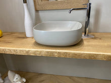 Carica l'immagine nel visualizzatore di Gallery, Mensola piano lavabo con gamba di sostegno in rovere massello naturale frontale scortecciato spazzolato