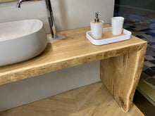 Carica l'immagine nel visualizzatore di Gallery, Mensola piano lavabo con gamba di sostegno in rovere massello naturale frontale scortecciato spazzolato