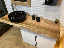 Carica l'immagine nel visualizzatore di Gallery, Piano lavabo in Rovere Rosso massello tonalizzato frontale a vista scortecciato liscio