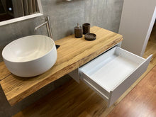 Carica l'immagine nel visualizzatore di Gallery, Piano lavabo in Rovere Rosso con cassetto integrato laccato bianco