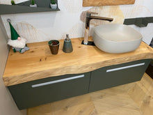 Carica l'immagine nel visualizzatore di Gallery, mobile da bagno con top in legno e cassetti laccati