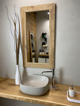 Carica l'immagine nel visualizzatore di Gallery, Mensola piano lavabo con gamba di sostegno in rovere massello naturale frontale scortecciato spazzolato
