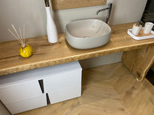 Carica l'immagine nel visualizzatore di Gallery, Mensola piano lavabo con gamba di sostegno in rovere massello naturale frontale scortecciato spazzolato