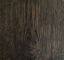 Carica l'immagine nel visualizzatore di Gallery, Tavolo in Rovere massello naturale piallato a mano verniciato all'acqua ad effetto naturale