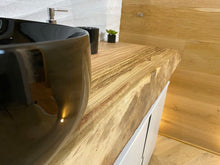 Carica l'immagine nel visualizzatore di Gallery, Piano lavabo in Rovere Rosso massello tonalizzato frontale a vista scortecciato liscio