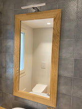 Carica l'immagine nel visualizzatore di Gallery, specchio in legno di rovere massello