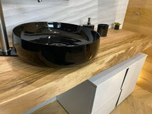 Carica l'immagine nel visualizzatore di Gallery, Piano lavabo in Rovere Rosso massello tonalizzato frontale a vista scortecciato liscio