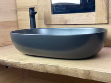 Carica l'immagine nel visualizzatore di Gallery, top da bagno in rovere massello a pezzo unico