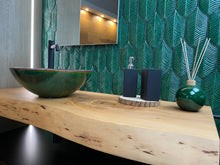 Carica l&#39;immagine nel visualizzatore di Gallery, Mensola piano lavabo in Cedro del Libano massello Tonalizzato con corteccia a vista spazzolata
