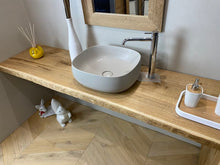 Carica l&#39;immagine nel visualizzatore di Gallery, Mensola piano lavabo con gamba di sostegno in rovere massello naturale frontale scortecciato spazzolato
