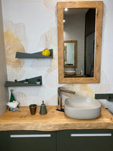 Carica l&#39;immagine nel visualizzatore di Gallery, mobile bagno con top e specchio in legno e cassetti laccati
