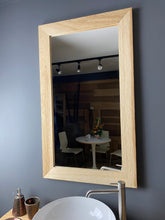 Carica l&#39;immagine nel visualizzatore di Gallery, Piano lavabo e specchio in Frassino olivato piallato a mano. In pronta consegna.
